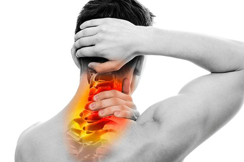 مردی دستانش را پشت گردن و سر گذاشته و از سردرد سرویکال رنج میبرد