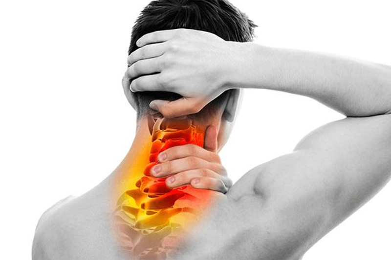 مردی در حال ماساژ گردن خود است؛ ستون فقرات گردن به صورت تصویرسازی التهاب را نشان می‌دهد.