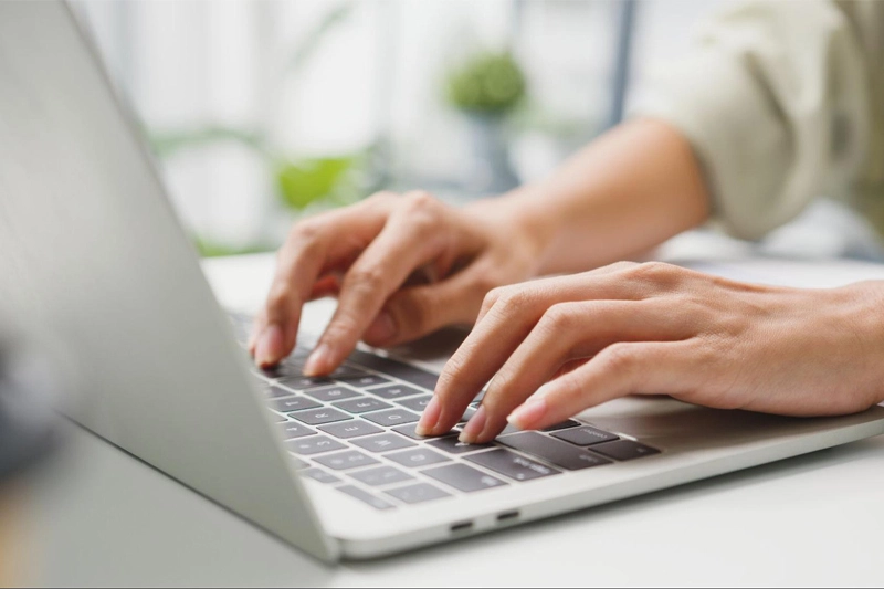 سندرم تونل کارپال چیست؟ شخصی در حال تایپ روی لپتاپ، نماد فعالیتهای مکرر دست که ممکن است منجر به سندرم تونل کارپال شود.