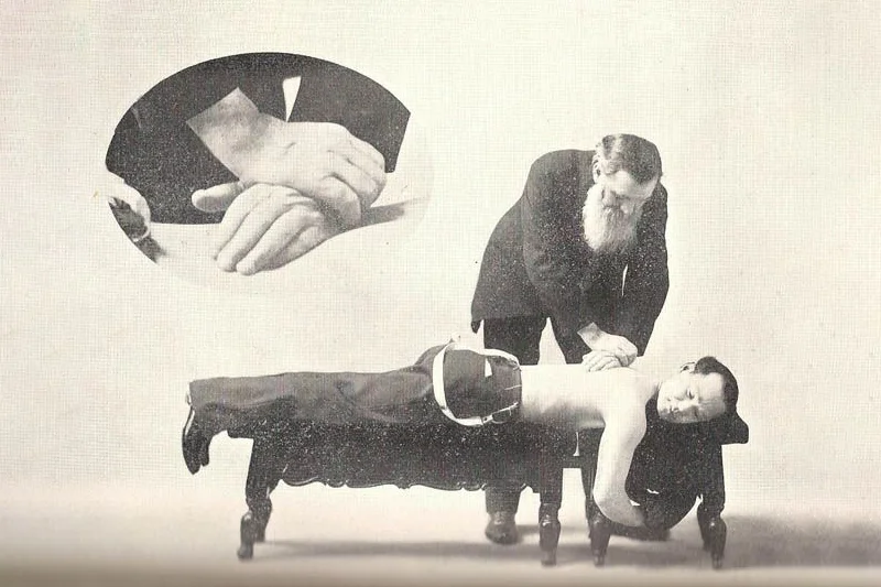 مردی در حال دریافت تکنیک های کایروپراکتیک در اوایل قرن بیستم