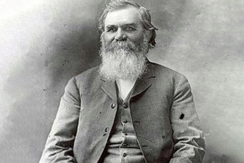 عکس قدیمی از دنیل دیوید پالمر نشسته مقابل دوربین