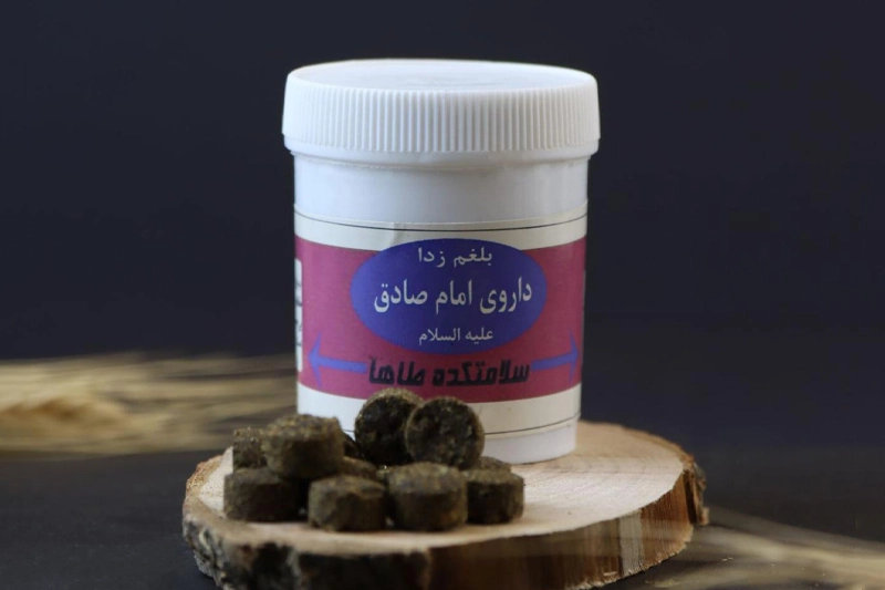 بطری پلاستیکی قرص با تعدادی قرص جلوی آن روی سطح چوبی، قابل استفاده برای کاهش بلغم و تقویت حافظه و بینایی 