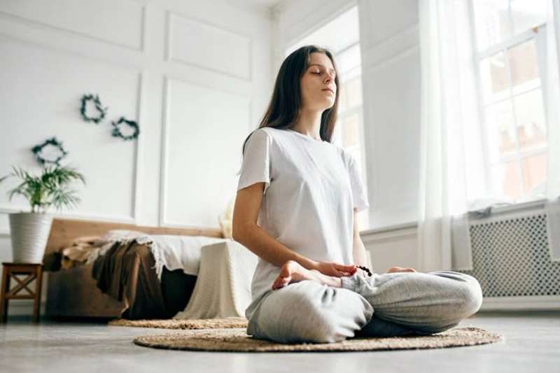 زن در حال مدیتیشن؛ برای تثبیت و مدیریت استرس