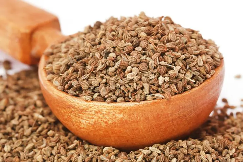 قاشق چوبی پر از زنیان، قابل استفاده برای تقویت دستگاه گوارش و درمان بلغم معده و روده 