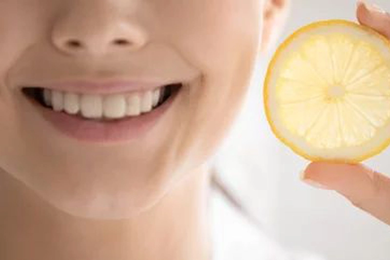 زنی که تکه‌ای از لیمو را نشان می‌دهد و لبخند می‌زند، نمایانگر استفاده سنتی پوست لیمو برای تسکین سردرد. 