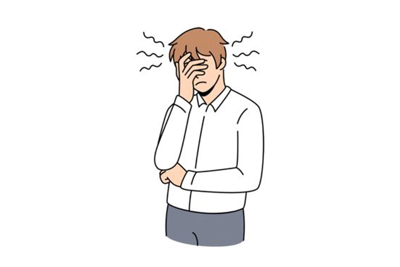 مردی که دچار خستگی مفرط و خواب‌آلودگی است، ایستاده و دستش را روی صورتش قرار داده 