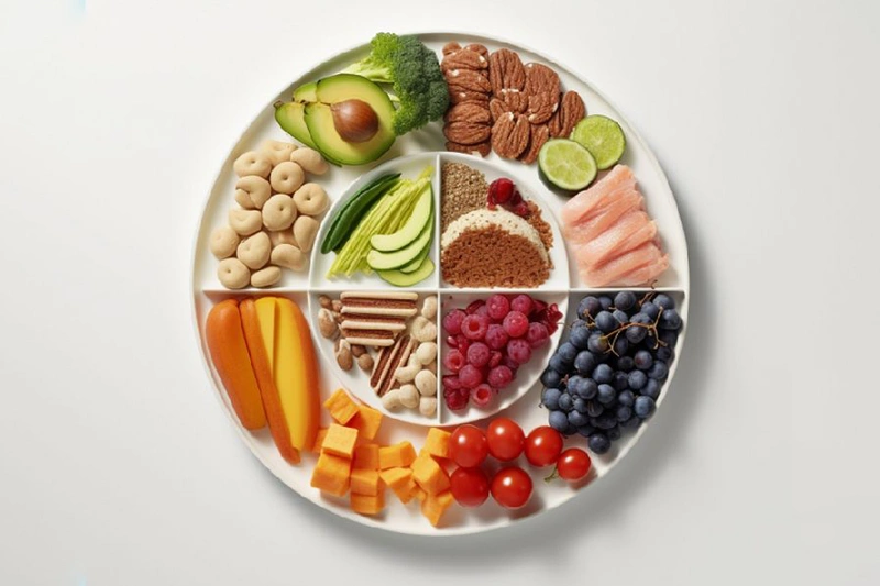 سینی‌ای که خوراکی‌ها به‌طور مرتب در آن چیده شده‌اند؛ شامل غذاهای مفید برای دفع سودا.