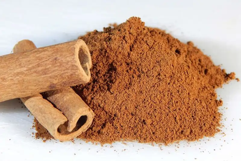 چند رول دارچین و مقداری پودر، قابل استفاده برای افزودن به وعدههای غذایی و نوشیدنیها