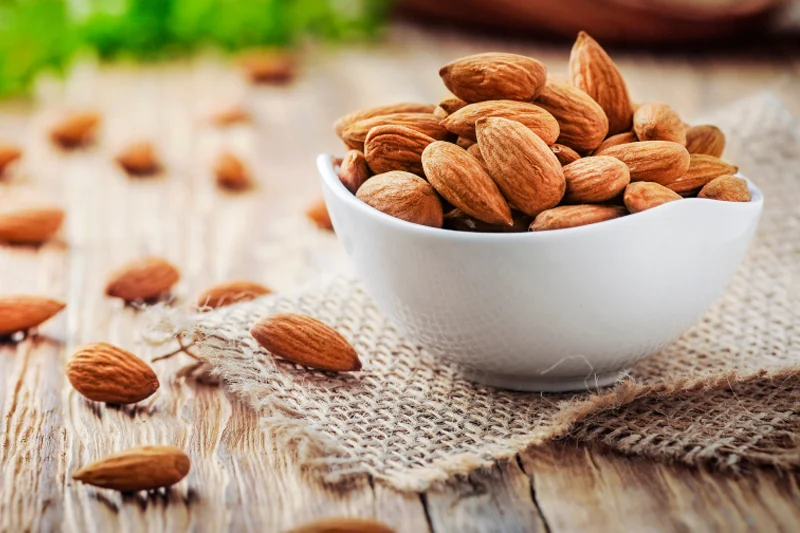 هستههای بادام داخل کاسه، مناسب برای مصرف روزانه یا استفاده در خوراکیها