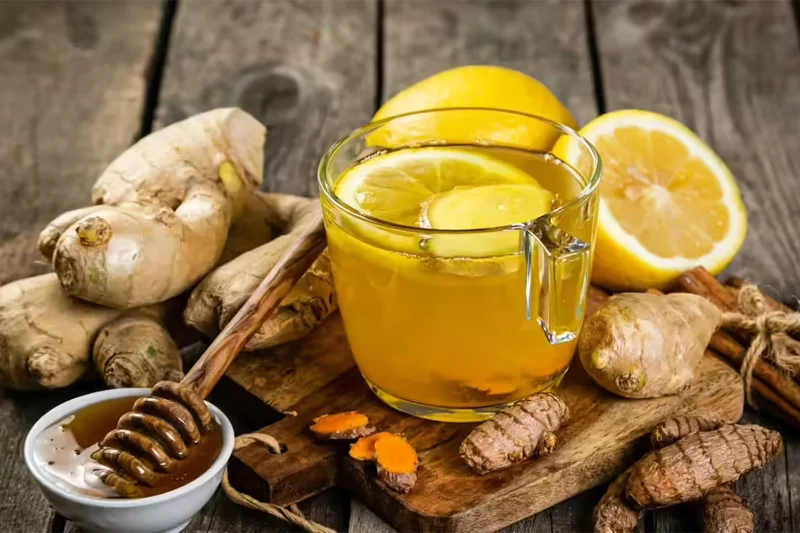 آبلیمو در یک لیوان و گیاه زنجبیل کنار آن، آماده برای ماسک زنجبیل و آبلیمو 