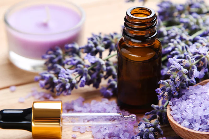 انواع محصولات اسطوخودوس شامل روغن، گل خشک، پودر و شمع، با خواص درمانی برای کاهش انواع سردرد