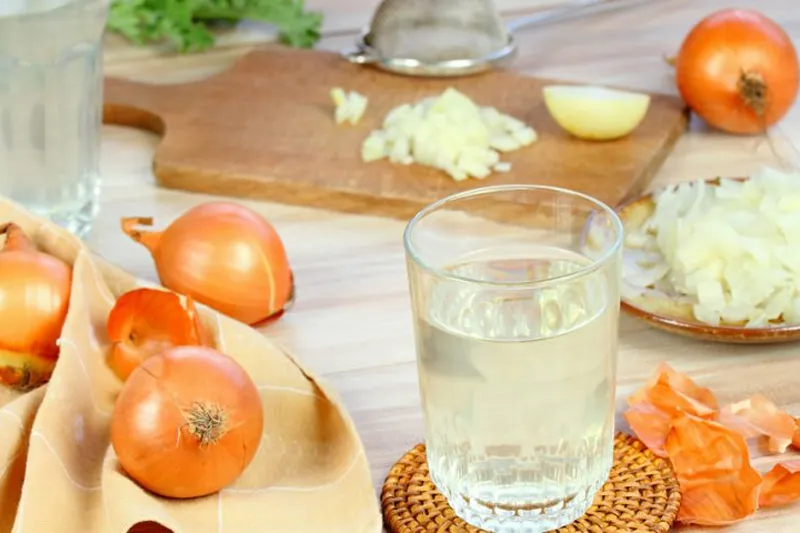 پیاز کامل و خردشده آماده برای تهیه ماسک زنجبیل و آب پیاز 