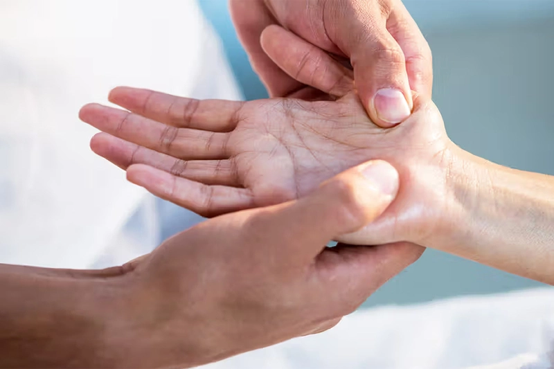 زن در حال دریافت ماساژ کف دست برای درمان سردرد